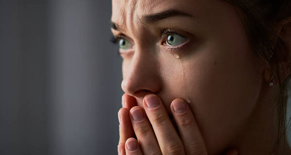 Perempuan yang menangis; air mata mengalir di pipi, mata terbuka lebar penuh emosi, dan kedua tangan menutupi mulut. Ekspresi yang menggambarkan bahwa menangis adalah bahasa jiwa—tak selalu butuh kata, tapi menyampaikan kedalaman rasa yang tak terucapkan.
